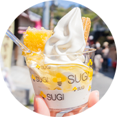 食べ歩きしている写真